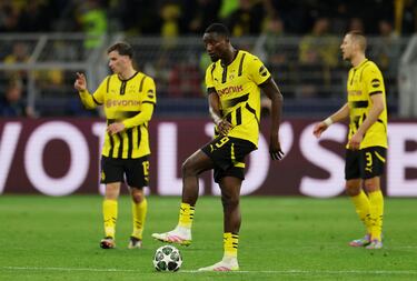 Otra vez la imagen que se repitió mucho, Guirassy colocando el balón en el centro del campo.