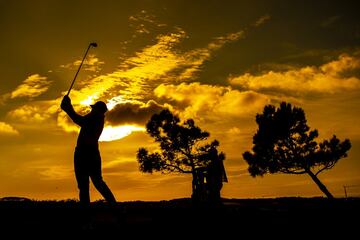 Preciosa fotografía que nos muestra la belleza del atardecer mientras el alemán Marcel Schneider juega su segundo golpe en el hoyo 9 durante el segundo día del Open de Portugal. El reportero gráfico ha encontrado la
luz y el ángulo adecuados y el resultado es que la imagen parece un cuadro. 