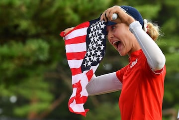 La golfista estadounidense Nelly Korda celebra la medalla de oro. 