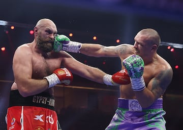 Oleksandr Usyk (23-0-0, 14 KO) y Tyson Fury (34-2-1, 24 KO) volvieron a verse las caras en la que el ucraniano salió con la mano en alto, y repitió hazaña.