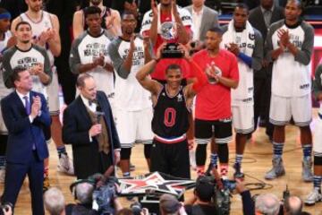 Russell Westbrook con el trofeo MVP.