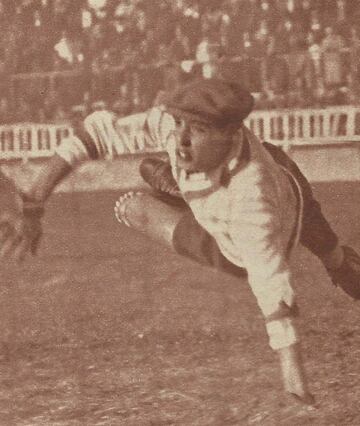 Comenz車 su carrera en el Betis, entre 1933 y 1935. Es mismo a?o fich車 por el Real Madrid, donde jug車 hasta 1941.