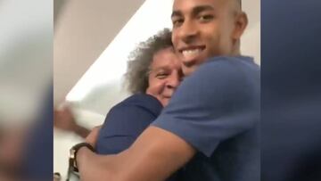 Villa y Gamero en un entrañable abrazo