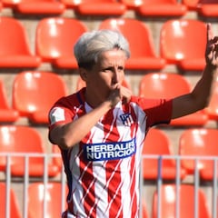 Un gol de Soni mantiene en el liderato a un Atlético que sufrió