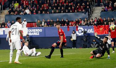 0-1. Federico Valverde, llegando desde atrás, remata el pase de Vinicius Junior batiendo a Sergio Herrera.