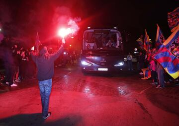 El Levante ha sido recibido con honores por los seguidores a su llegada a Valencia tras la victoria ante el Real Madrid en el Bernabéu.