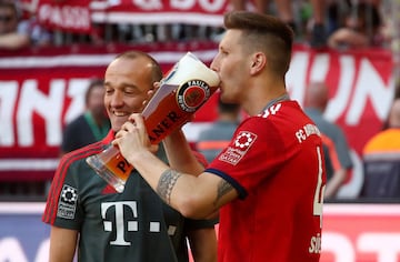 Con trofeo y cerveza en mano Bayern y James celebran el título