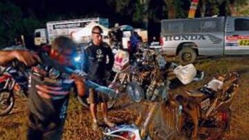 <b>MUCHO TRABAJO. </b>Los pilotos fueron llegando a la meta con cuentagotas; empezaba entonces el duro trabajo de las asistencias, que se prolongó durante toda la noche.