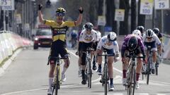 Marianne Voss celebra su victoria en la Amstel Gold Race 2021.