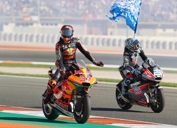 El español Augusto Fernández se ha convertido en el campeón del mundo de Moto2 en el Circuito Ricardo Tormo en el Gran premio de la Comunidad Valenciana.
