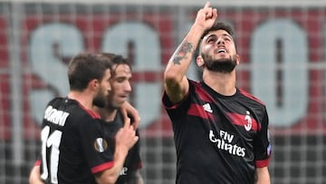 MIL01. MIL&Aacute;N (ITALIA), 23/11/2017.- El jugador del Milan Patrick Cutrone (d) celebra tras anotar un gol hoy, jueves 23 de noviembre de 2017, durante el partido del Grupo D de la Liga Europea UEFA, entre el AC Milan y el Austria Viena, en Mil&aacute;n (Italia). EFE/DANIEL DAL ZENNARO