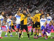Futbol, Universidad Catolica vs Coquimbo Unido
Fecha 4, Liga de Primera 2026.
El jugador de Coquimbo Unido Alenjandro Camargo, centro, celebra un gol contra Universidad Catolica durante un partido de primera disputado en el estadio Claro Arena en Santiago, Chile.
21/02/2026
Felipe Zanca/Photosport
Football, Universidad Catolica vs Coquimbo Unido
4tst turn, 2026 First division league.
Coquimbo UnidoÕs player Alenjandro Camargo, center, celebrates against Universidad Catolica during a first division match at the Claro Arena stadium in Santiago, Chile.
21/02/2026
Felipe Zanca/Photosport