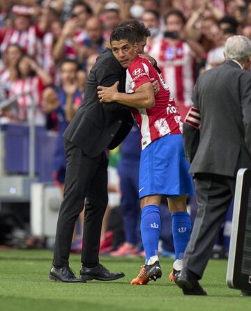 Luis Suárez se abraza a Simeone en su último partido como rojiblanco. 