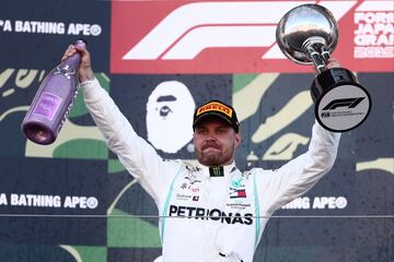 El piloto finlandés de Mercedes celebra su victoria en el GP de Japón.