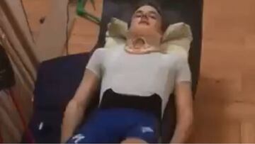 Petr Vakoc hace ejercicios de rehabilitación en Praga tras su atropello.