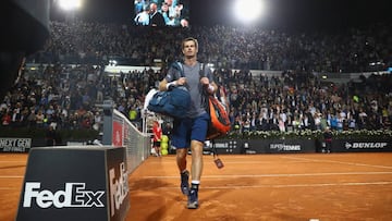 Andy Murray abandona la pista del Foro It&aacute;lico tras caer ante Fabio Fognini en segunda doran del Internazionali BNL de Italia 2017.