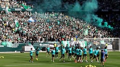 Más de 25.000 hinchas tiñen La Cartuja de verdiblanco