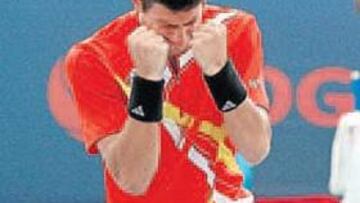 <b>ESFUERZO. </b>Djokovic celebra su victoria ante Roger Federer.
