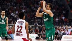 Piraeus (Greece), 20/04/2018.- Brian Roberts of Olympiacos in action with Kevin Pangos of Zalgiris Kaunas during Euroleague match between Olympiacos and Zalgiris at Piece and Firendship Stadium in Piraeus, Greece, 20 April 2018 (Euroliga, Baloncesto, Incendio, Pireo, Grecia) EFE/EPA/Georgia Panagopoulou