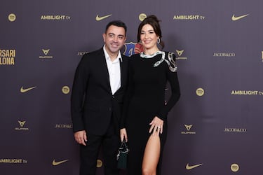 Xavi Hernández, exjugador y exentrenador del Barcelona de fútbol, posa con su esposa Nuria Cunillera en la alfombra roja del gran Teatro del Liceu.