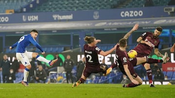 Soccer Football - Premier League - Everton v Leeds United - Goodison Park, Liverpool, Britain - November 28, 2020 Everton's James Rodriguez shoots at goal Pool via REUTERS/Jon Super EDITORIAL USE ONLY. No use with unauthorized audio, video, data, fix