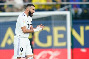 Karim Benzema arengando a sus compañeros tras el 2-1 del Villarreal.