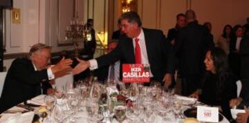 Premios AS 2014. Alejandro Elortegui saluda a Pedro Ferr¨¢ndiz.