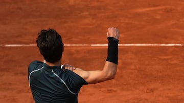 Lorenzo Musetti celebra su triunfo contra Frances Tiafoeen Roland Garros.