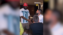 Es TT en USA con millones de visitas: el momento que LeBron da la mano a una estrella del fútbol