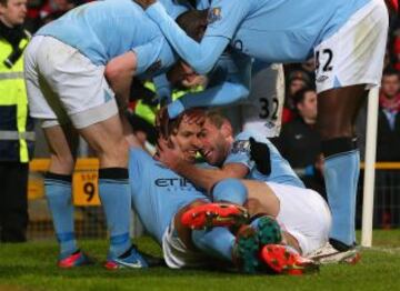 Todos los compa&ntilde;eros acuden a felicitar a Aguero tras marcar el definitivo 1-2 ante el Manchester United.