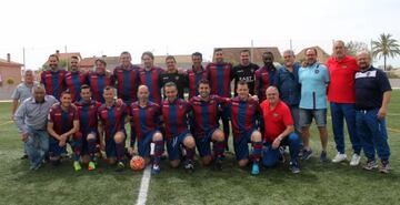 Vicente Moreno (primero en pie a la izquierda), en un partido de los veteranos del Levante, en 2017.