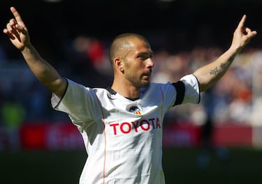 Marco Di Vaio, marc¨® 14 goles en 50 partidos con el Valencia.