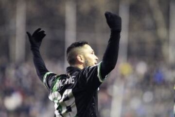 El delantero rumano del Córdoba, Florin Andone, celebra el gol conseguido por su equipo ante el Rayo Vallecano.