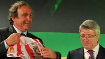 La UEFA ha congelado los ingresos por premios a Atlético y Málaga y a otros 21 clubes europeos.