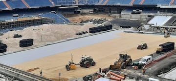 Las obras de acondicionamiento del terreno de juego del estadio Santiago Bernabéu a pocos días días de su estreno.