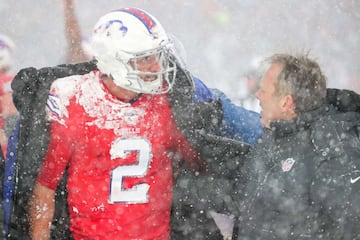 El New Era Field de Buffalo se pintó de blanco con la espectacular nevada que cayó en el juego entre los Indianapolis Colts y los Buffalo Bills. El juego terminó 13-7 en favor de los Bills. La temperatura estaba en -2 grados centígrados con vientos de 29 kilómetros por hora.