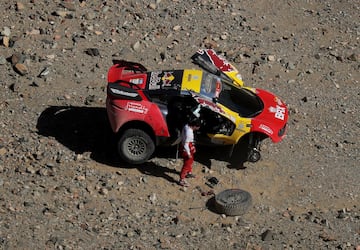 Sebastien Loeb de Bahrain Raid Xtreme y su copiloto Fabian Lurquin despus de detenerse durante la etapa 11.