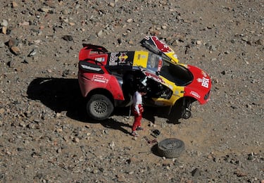 Sebastien Loeb de Bahrain Raid Xtreme y su copiloto Fabian Lurquin después de detenerse durante la etapa 11.