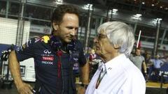 Christian Horner charla con Bernie Ecclestone sobre el asfalto de Marina Bay.