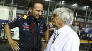 Christian Horner charla con Bernie Ecclestone sobre el asfalto de Marina Bay.