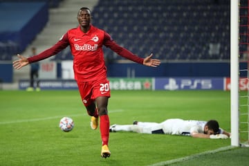 El futbolista de Zambia ha cubierto maravillosamente la ausencia de Haaland en la ofensiva del equipo austriaco. Delantero que es más que un definidor, aunque lo suyo principalmente es el gol. Marca con mucha facilidad. Debutó muy joven en la selección de su país. 