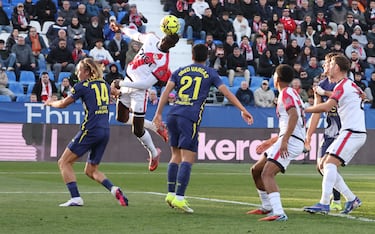 El jugador del Rayo Vallecano, Nobel Mendy, marca el 3-0 al Atlético de Madrid.