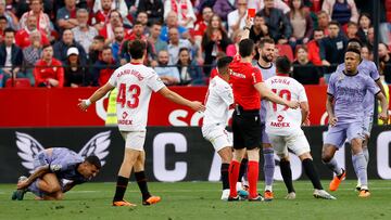 SEVILLA, 27/05/2023.- Marcos Acuña (2d, de espaldas), del Sevilla, ve tarjeta roja tras una jugada con Dani Ceballos (i), del Real Madrid, durante el partido de la jornada 37 de LaLiga disputado este sábado en el estadio Sánchez Pizjuán. EFE/Julio Muñoz
