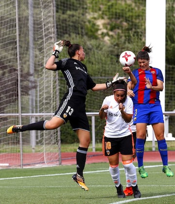 La jugadora del Barcelona Ruth remata de cabeza ante Hermosos y la guardameta Rafols, del Valencia, en partido de semifinales de la Copa de la Reina de fútbol que se disputa hoy en la Ciudad del Fútbol de Las Rozas.