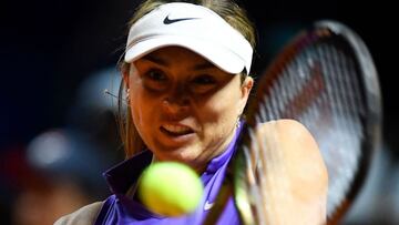 La tenista española Paula Badosa devuelve una bola durante su partido ante Ons Jabeur en el torneo de Stuttgart.