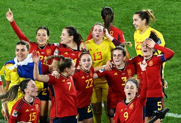 Las jugadoras celebran el primer Mundial de Fútbol Femenino para la selección española. 