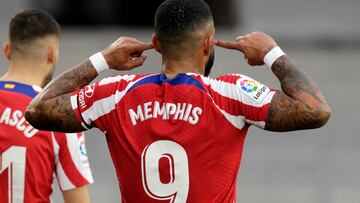 Soccer Football - LaLiga - Celta Vigo v Atletico Madrid - Estadio de Balaidos, Vigo, Spain - February 12, 2023 Atletico Madrid's Memphis Depay celebrates scoring their first goal REUTERS/Miguel Vidal