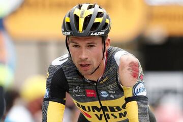 Primoz Roglic cruzó la meta a 1:21 minutos del ganador con evidentes señales de su caída.