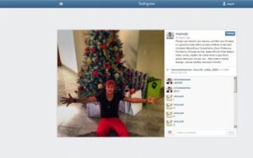 El delantero brasileño, Neymar delante de su árbol y sus regalos de Navidad.