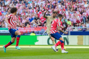El jugador del Almería, Leo Baptistao, centra el balón para Suárez, pero el jugador del Atleti Giménez al intentar evitarlo golpea el balón que acaba dentro de la portería de Oblak. 